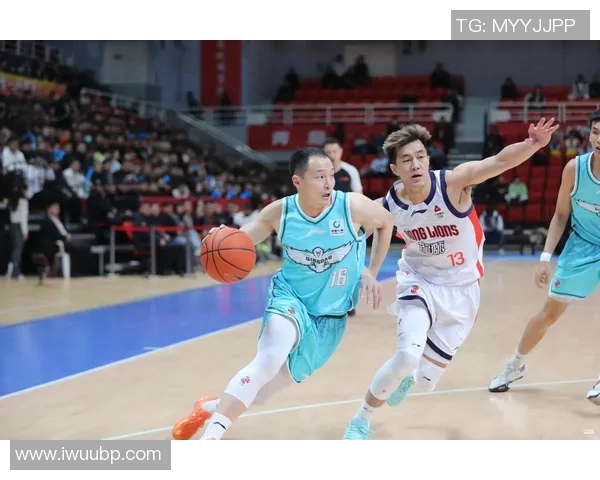 青岛男篮与广州男篮激战正酣谁能在这场对决中笑到最后